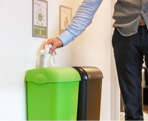 verzamelen_groene_afvalbak_recycling_handdoekjes