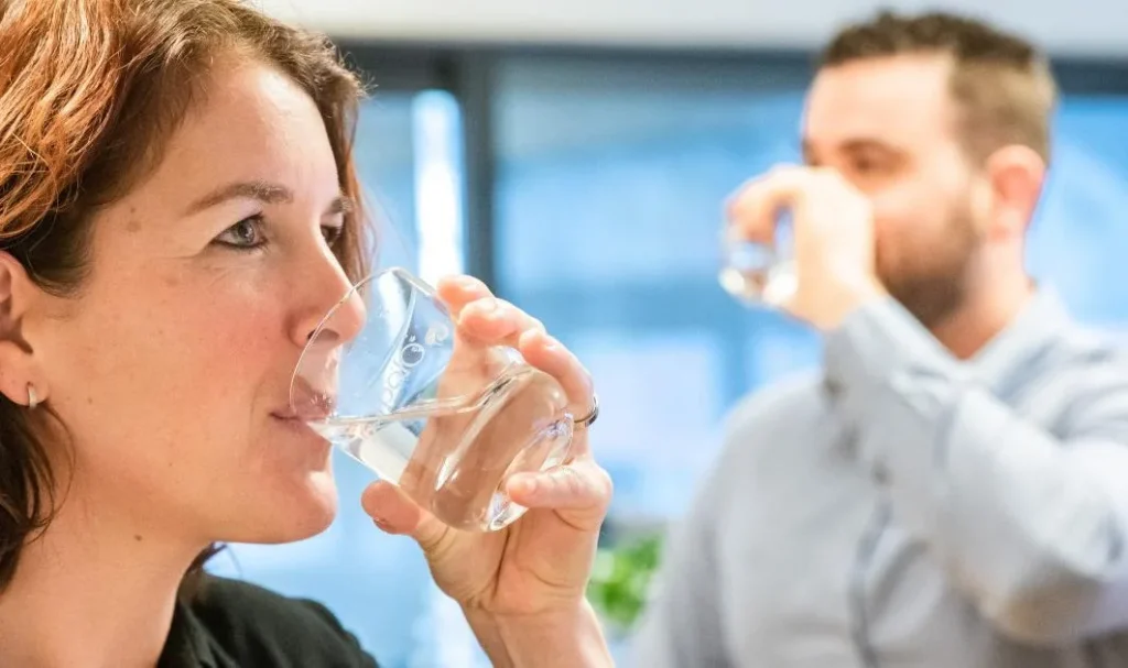 Waarom een waterkoeler de nieuwe koffiemachine is