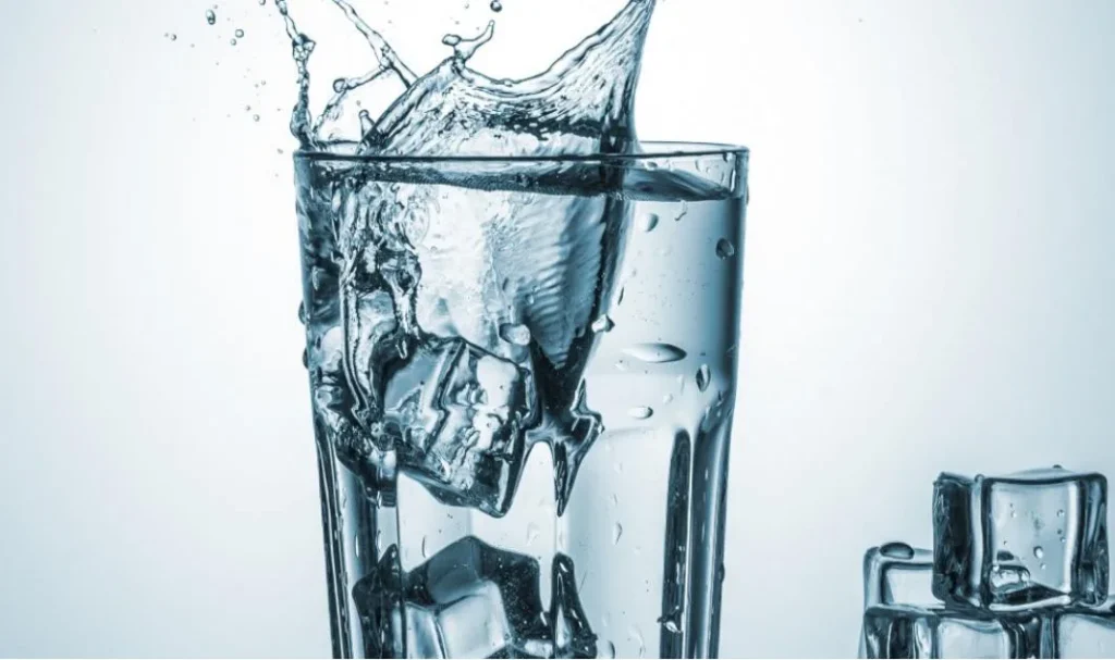 5 voordelen van gekoeld water drinken